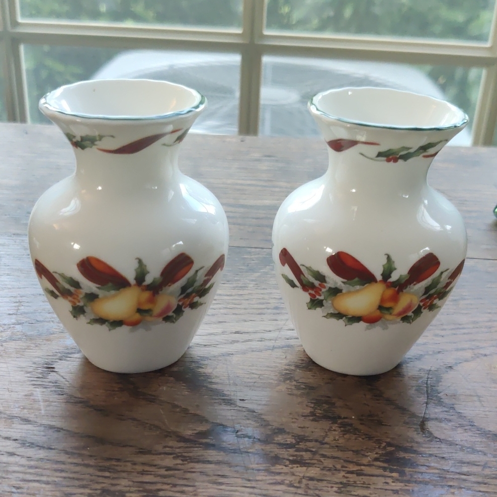 🎄 Royal Doulton “Festival” Christmas Bud Vases – Fine Bone China – Set of 2 🎄